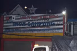 Trang trí nhà đón noel, người đàn ông rơi xuống đất tử vong