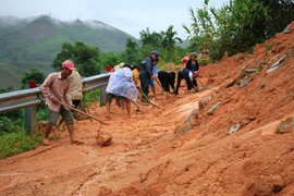 Quảng Ngãi: Sạt lở gây ách tắc giao thông ở huyện vùng cao Sơn Tây