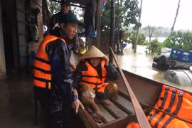 Lực lượng Công an nỗ lực giúp dân chống chọi với mưa lũ