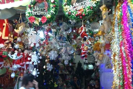 Phố Hàng Mã: Rực rỡ sắc màu mùa Giáng sinh