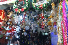 Phố Hàng Mã: Rực rỡ sắc màu mùa Giáng sinh