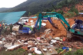 Sạt lở vùi 10 căn nhà ở Nha Trang, ít nhất 2 người chết