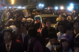 Biển người chen chân 'bán rủi, mua may' ở chợ Viềng lúc nửa đêm