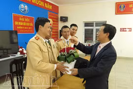 Vội đi mổ, bác sĩ đánh rơi toàn bộ “quân tư trang” và tài sản có giá trị
