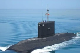 Tàu chiến Anh Mercey kèm chặt tàu ngầm Nga Rostov-on-Don ở eo biển Manche