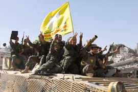 [ẢNH]: Sợ bị mất Ain Issa, SDF chuẩn bị bàn giao thị trấn chiến lược cho Nga và Syria?