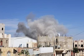 [[ẢNH]: Saudi Arabia ném bom sân bay Sanaa khi Houthi áp sát thành phố chiến lược