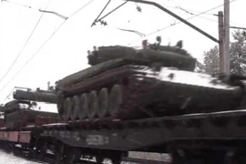 Một đoàn tàu dài chở lượng lớn thiết bị quân sự của Ukraine thẳng tiến đến Donbass