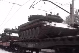 Một đoàn tàu dài chở lượng lớn thiết bị quân sự của Ukraine thẳng tiến đến Donbass