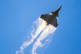 Thủ đô Paris, Pháp rung chuyển do tiếng nổ siêu thanh