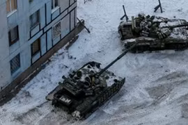 Ukraine chuyển thêm nhiều thiết bị quân sự đến Donbass