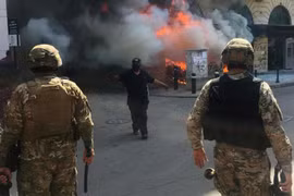 [ẢNH] Tiếp tục xảy ra đụng độ dữ dội giữa lực lượng an ninh Lebanon và người biểu tình ở Tripoli