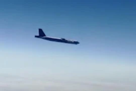 Bốn chiến đấu cơ Su-30SM Nga đánh chặn máy bay B-52 Mỹ ngoài khơi Crimea