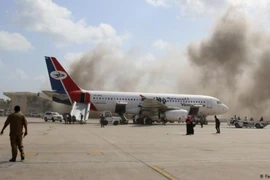 [ẢNH] Phiến quân Houthi phủ nhận gây ra vụ tấn công kinh hoàng ở sân bay Aden