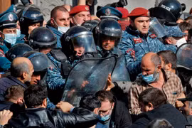 [ẢNH]: Đụng độ ác liệt giữa người biểu tình với lực lượng cảnh sát ở Yerevan