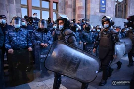 [ẢNH] Phe đối lập Armenia bắt đầu tấn công trụ sở chính phủ ở Yerevan