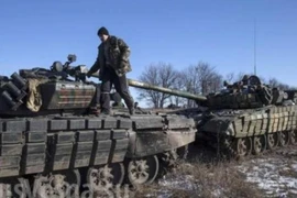 [ẢNH] Đội hình thiết giáp DPR sẵn sàng đối đầu với lực lượng Ukraine