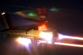 Phi công Anh tập luyện với trực thăng Apache Attack cách biên giới Nga 300km