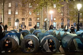[ẢNH]: Hàng trăm người biểu tình ở Paris sau khi trại di cư bị cảnh sát phá dỡ