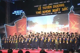 Hà Nội tuyên dương 98 thủ khoa tốt nghiệp xuất sắc năm 2015