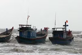 Sóng biển nhấn chìm ghe cá, một ngư dân mất tích