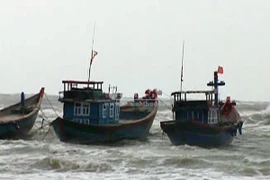 Sóng biển nhấn chìm ghe cá, một ngư dân mất tích