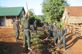 Đắk Lắk: Cảnh sát cơ động về buôn giúp dân làm đường