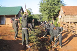 Đắk Lắk: Cảnh sát cơ động về buôn giúp dân làm đường