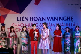 Hoa hậu Ngọc Hân mang “Trái tim hồng” về trường cũ