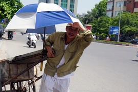  Hà Nội: 5 giờ chiều, “lửa trời” vẫn thiêu đốt đường phố