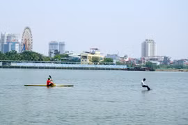 Xem chàng trai “phơi” nắng, đi trên mặt nước hồ Tây