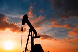 Thao túng chính trị từ… dầu khí