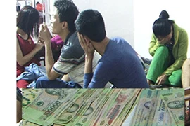 Bắt quả tang 10 đối tượng tổ chức đánh bạc, thu giữ trên 100 triệu đồng