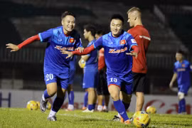 Thầy trò HLV Hữu Thắng hứng khởi tập buổi đầu tại Myanmar