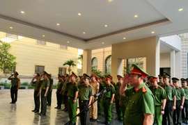 Cụm thi đua số 8 dâng hương các Anh hùng liệt sỹ Công an Thủ đô