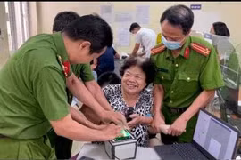 Hỗ trợ hàng chục người cao tuổi, bệnh tật làm Căn cước công dân gắn chíp