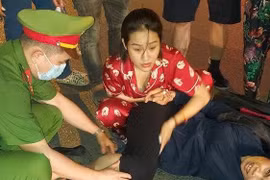 Gặp người phụ nữ bị tai nạn gãy chân, trinh sát hình sự ‘lộ’ tài bó xếp xương khớp