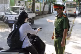 ‘Chỉnh’ ý thức chấp hành pháp luật giao thông trước thềm năm học mới