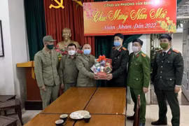 Công an quận Hà Đông chúc Tết lực lượng Bảo vệ dân phố và tặng quà công dân khiếu kiện
