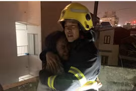 Kịp thời cứu và hướng dẫn 11 người mắc kẹt trong đám cháy ở quận Cầu Giấy