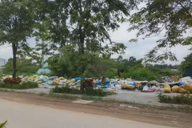 Loay hoay chống nạn đổ trộm rác, phế thải xây dựng trên đường Chu Văn An 