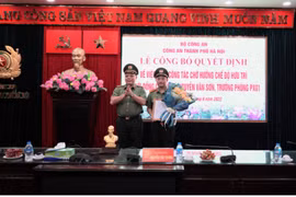 Trao quyết định hưu trí đối với 3 cán bộ chỉ huy Công an Hà Nội
