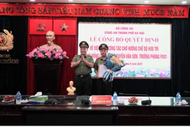 Trao quyết định hưu trí đối với 3 cán bộ chỉ huy Công an Hà Nội