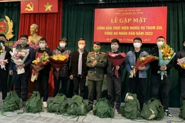 Gặp mặt, chúc mừng công dân thực hiện nghĩa vụ tham gia Công an nhân dân