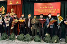 Gặp mặt, chúc mừng công dân thực hiện nghĩa vụ tham gia Công an nhân dân