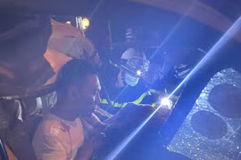 Nghẹt thở giải cứu nam thanh niên mắc kẹt trong cabin ô tô