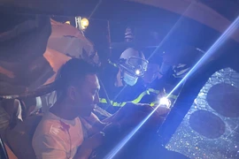 Nghẹt thở giải cứu nam thanh niên mắc kẹt trong cabin ô tô