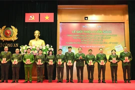 Giới thiệu cuốn sách “Tăng cường công tác xây dựng Đảng trong CAND theo Nghị quyết Đại hội XIII của Đảng” 