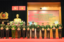 Giới thiệu cuốn sách “Tăng cường công tác xây dựng Đảng trong CAND theo Nghị quyết Đại hội XIII của Đảng” 