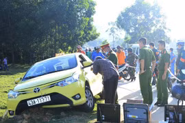 Tài xế taxi nằm chết giữa đường, trên người có nhiều vết đâm